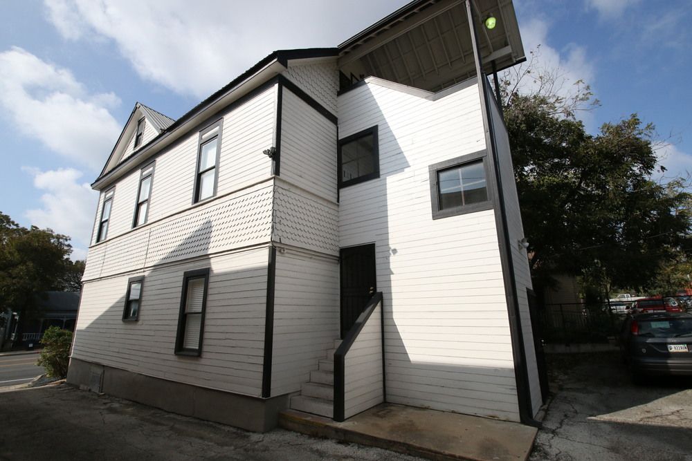 Sparks-Ledesma House: 1306 E 7th St, Austin, TX 78702